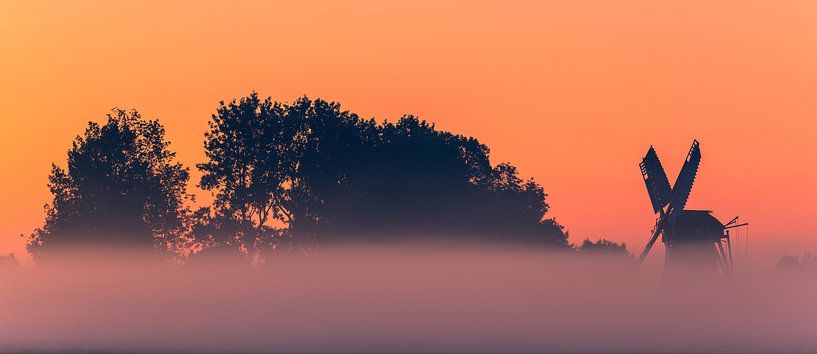 Sonnenaufgang in der Langeland-Mühle in Garmerwolde von Henk Meijer Photography