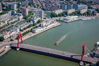 Rotterdam vanuit de lucht, met zijn prachtige historische Willemsbrug.