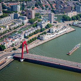 Rotterdam vanuit de lucht, met zijn prachtige historische Willemsbrug. van ByOnkruud