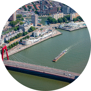 Rotterdam vanuit de lucht, met zijn prachtige historische Willemsbrug. van ByOnkruud