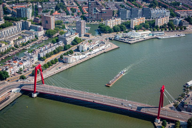 Rotterdam vanuit de lucht, met zijn prachtige historische Willemsbrug. van ByOnkruud