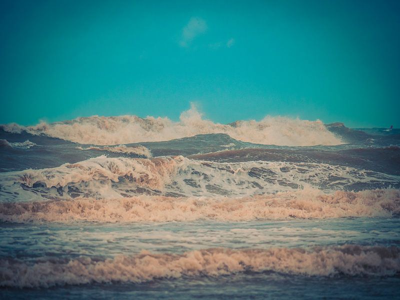 de hautes vagues sur l'eau par Martijn Tilroe