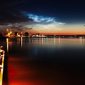 Leuchtende Nachtwolken über Stralsund von Felix Lachmann