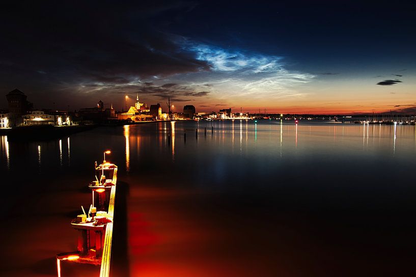 Leuchtende Nachtwolken über Stralsund von Felix Lachmann