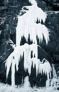 Eisklettern am gefrorenen Wasserfall