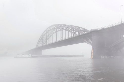 Matin brumeux au Waalbrug