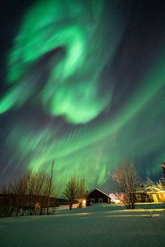 Nordlichter über einem schwedischen Dorf