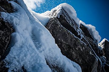 Besneeuwde rotsen onder een blauwe hemel van Poster Art Shop