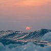 Zonsondergang boven de hoge golven van de Noordzee bij Terschelling van Alex Hamstra