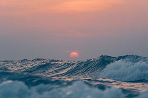 Zonsondergang boven de hoge golven van de Noordzee bij Terschelling van Alex Hamstra