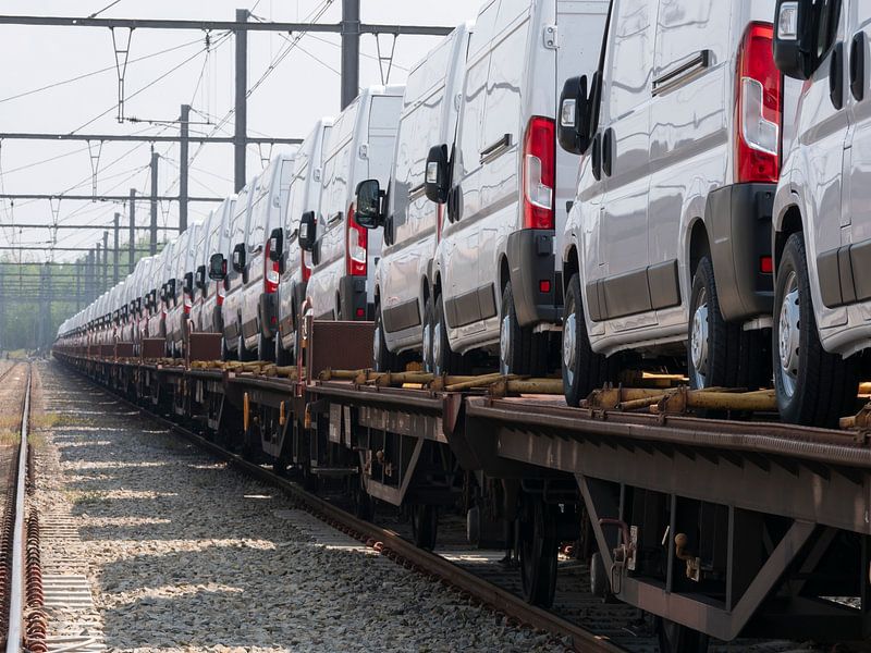 Güterwaggons mit neuen Transportern in Homburg, Belgien von Robin Jongerden