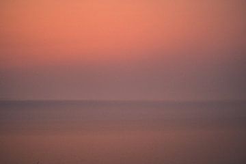 Horizontale abstracte zonsondergang over de zee van Tobias van Krieken
