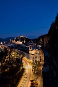 Avondlijke sfeer in de oude binnenstad van Salzburg van Daniel Fankhauser