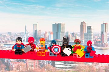 Lunch atop a skyscraper Lego edition - Super Heroes - Men - Rotterdam sur Marco van den Arend