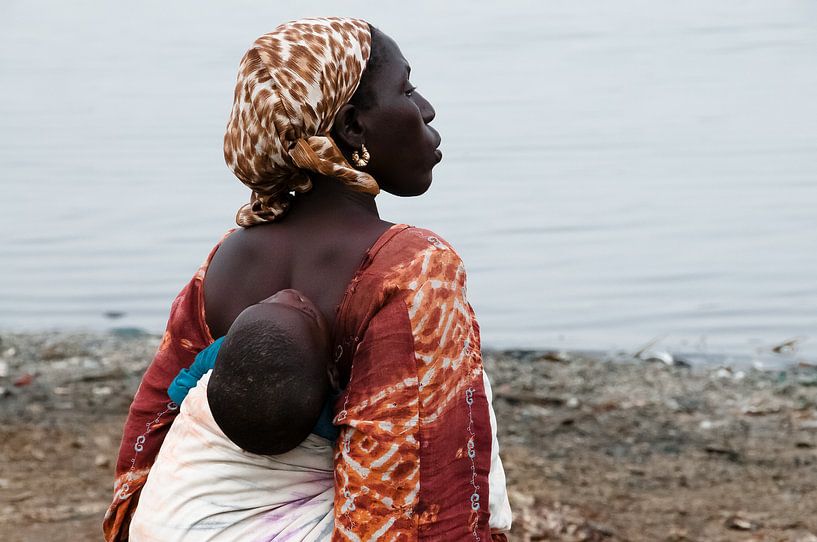 Senegalesische Frau mit Baby auf dem Rücken von Lois Diallo