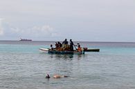vissers op de caribische zee bij playa porto marie van Frans Versteden thumbnail