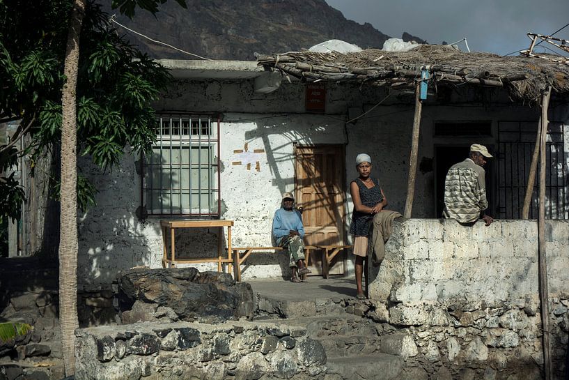 La famille sous le porche par Robert Beekelaar