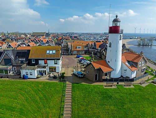 Luchtfoto van de vuurtoren in het historische stadje Urk aan het IJsselmeer in Nederland