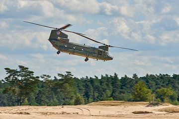 Chinook transporthelikopter boven zandverstuiving