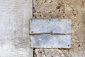 Gedeelte van een betonnen muur en een houten deur in Labeaume Frankrijk van Cindy Mulder
