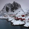 Des maisons rouges dans la neige sur Hannon Queiroz