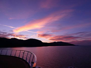 Zonsondergang Nevelige Fjorden Alaska van Eric Nagel