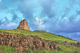 Altes Grab auf einem Hügel vor einem blauen Himmel, Inneren Monglia, China von Tony Vingerhoets