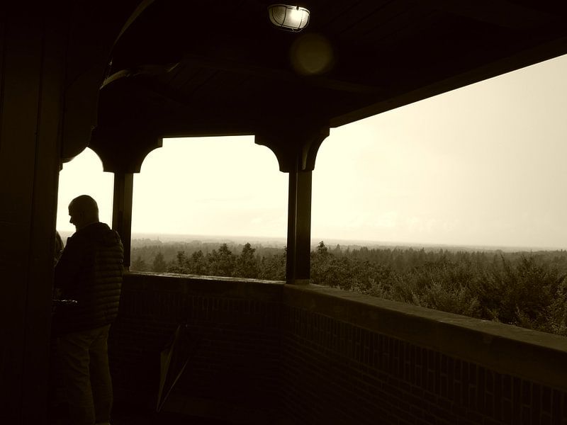 Een zwartwit foto van een man op een toren van Veluws