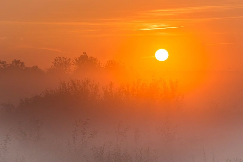 Sunrise on a hazy day von Peet Romijn