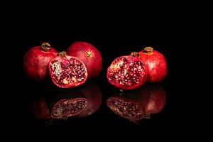 Modern stilleven met granaatappels