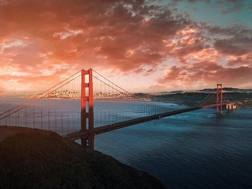 Golden Gate bij dramatische zonsondergang, San Francisco, VS