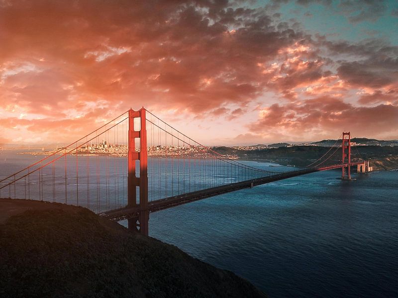 Golden Gate bei dramatischem Sonnenuntergang, San Francisco, USA von Aloke Design