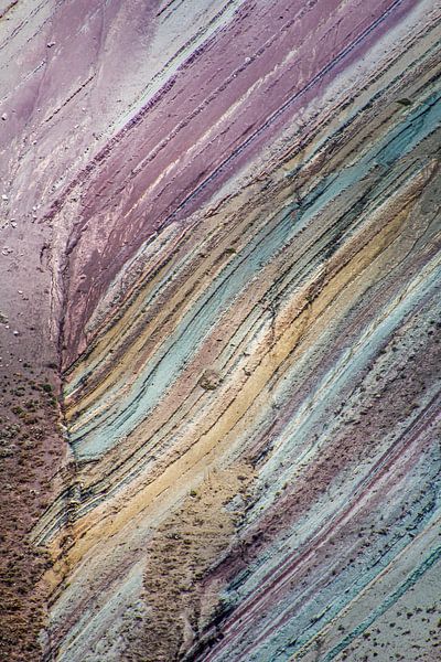 Abstrakter Regenbogenberg: Farbenfrohe Harmonie von Caro van Kessel