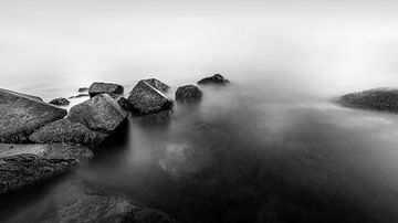 Felsen im glatten Wasser von Nicklas Gustafsson