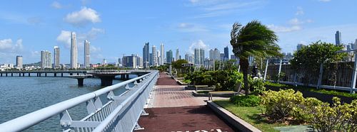 De promenade Cinta Costera op een zomer ochtend
