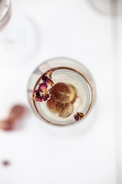 Prosecco met frambozensiroop & rozenwater van Nina van der Kleij