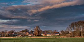 Blick auf Warns in Südwestfriesland in Abendfarben von Harrie Muis