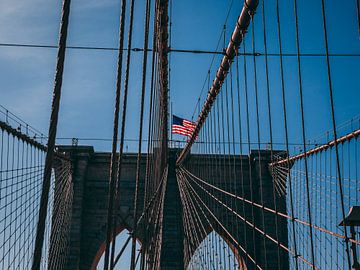 Amerikaanse Vlag op de Brooklyn Bridge | NYC van Kwis Design