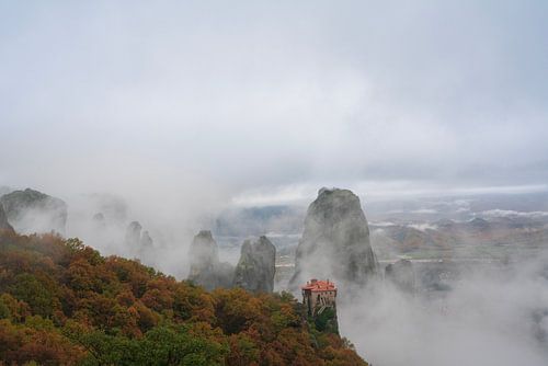 Mistig Meteora Kloosterlandschap
