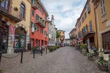 Rue commerçante dans le Piémont, Italie