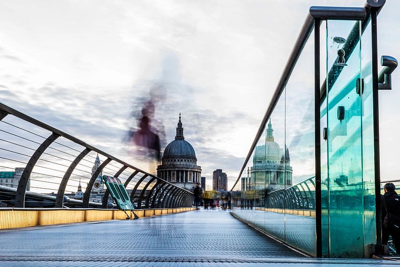 St. Paul's Cathedral vanaf de Millennium Bridge van Marcia Kirkels