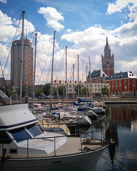 Duinkerke haven van het Bassin du Commerce (jachthaven) met belfort op achtergrond.