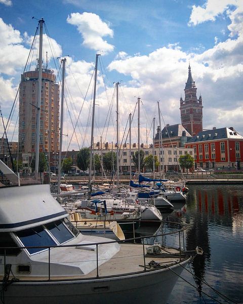 Duinkerke haven van het Bassin du Commerce (jachthaven) met belfort op achtergrond. van Deborah Blanc