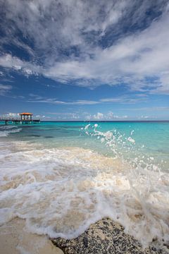 Opspattend water aan strandje op Bonaire