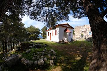 Kerkje bij de oude stad Sami op het Griekse eiland Kefalonia van Ruud Lobbes