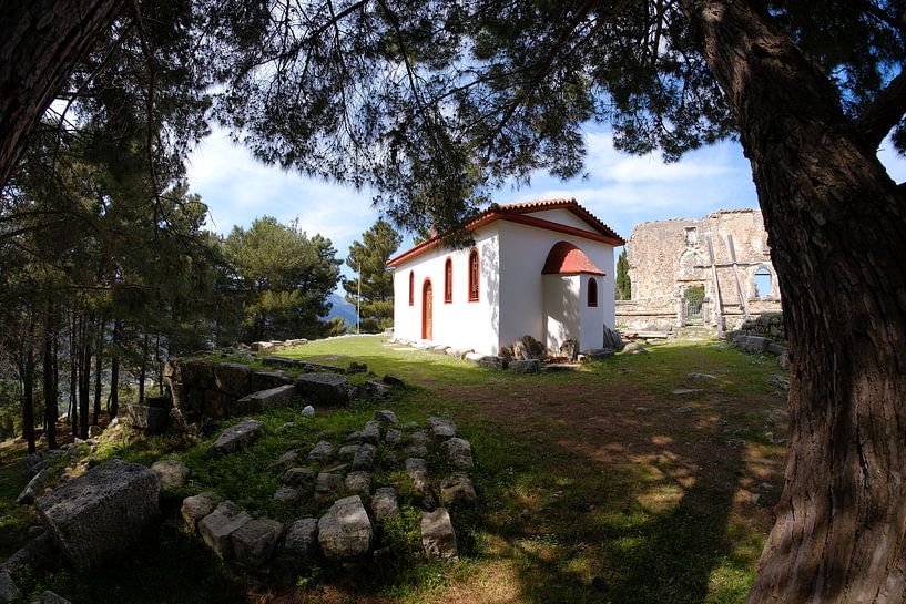 Eglise près de la vieille ville de Sami sur l'île grecque de Céphalonie par Ruud Lobbes