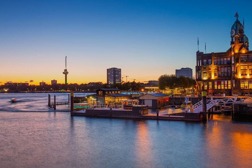 Hotel NewYork in Rotterdam am Abend von Petra Brouwer