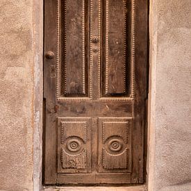 Mooie oude Spaanse houten deur met snijwerk van Sandra Hogenes