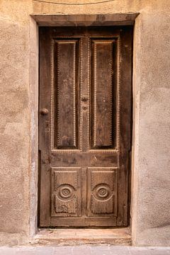 Belle ancienne porte espagnole en bois avec des sculptures sur Sandra Hogenes