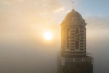 Peperbuskerktoren in Zwolle boven de mist